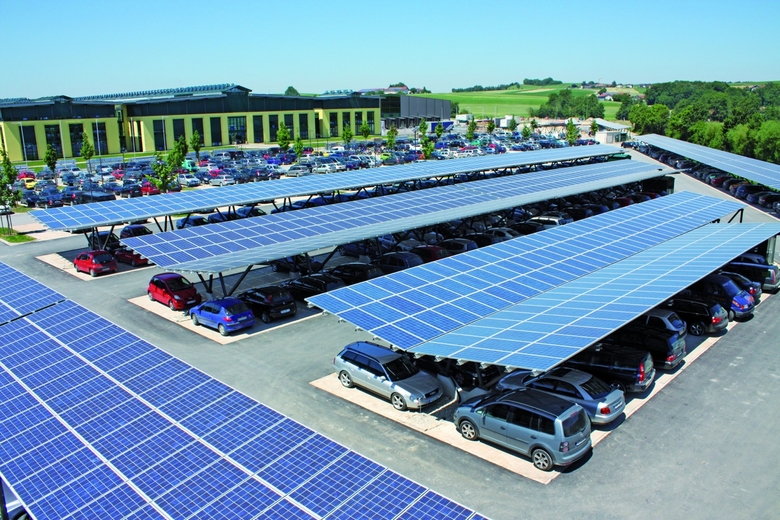 Solární parkoviště neboli carport je ideální řešení. Solární střecha chrání auta před sluncem i deštěm, vyrábí čistou elektřinu a pro instalaci velké fotovoltaiky nebylo potřeba zabírat žádnou půdu. Foto © Schletter Solar