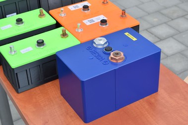 Baterie HE3DA – modrá je již komerční baterie z továrny MES, zelené a oranžové jsou prototypy z Letňan
