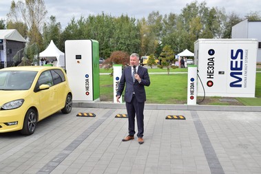 Vladimír Jirka představuje nabíječku elektromobilů s vyrovnávací baterií HE3DA