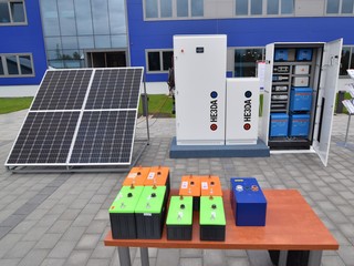Bateriový box HE3DA s kapacitou 15 kWh (uprostřed), po stranách jsou boxy s měniči a řídicí elektronikou. Foto© TZB-info