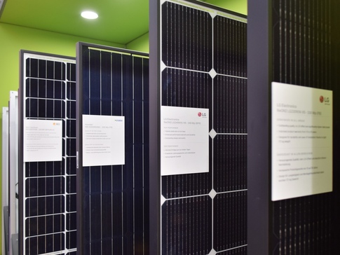 Různé druhy fotovoltaických panelů, foto © TZB-info.cz