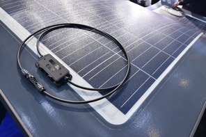„Junction box“ na ohebném fotovoltaickém panelu, foto © TZB-info.cz