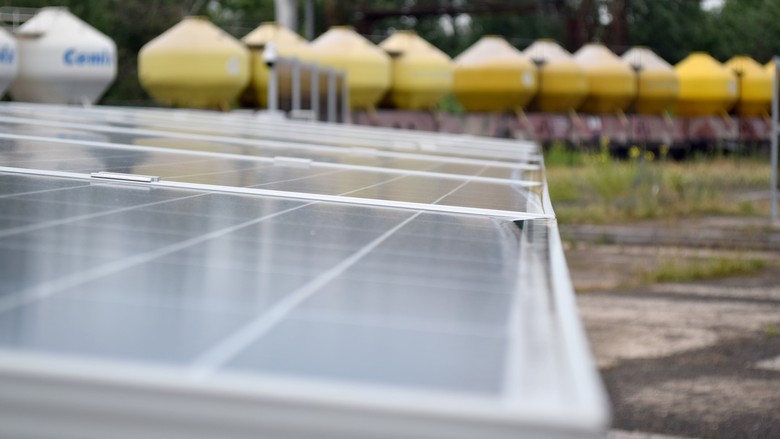 Při nízkém sklonu fotovoltaických panelů se u dolního okraje rámu může zachytávat voda a nečistoty, foto © TZB-info