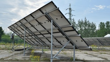Zadní strana fotovoltaických panelů. Klasický panel krytý zezadu plastovou fólií. foto © TZB-info