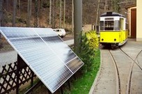 Už více než 20 let částečně pohání historické tramvaje v Bad Schandau (SRN) elektřina z FV panelů na střeše vozovny i vedle kolejí; Foto: Břetislav Koč