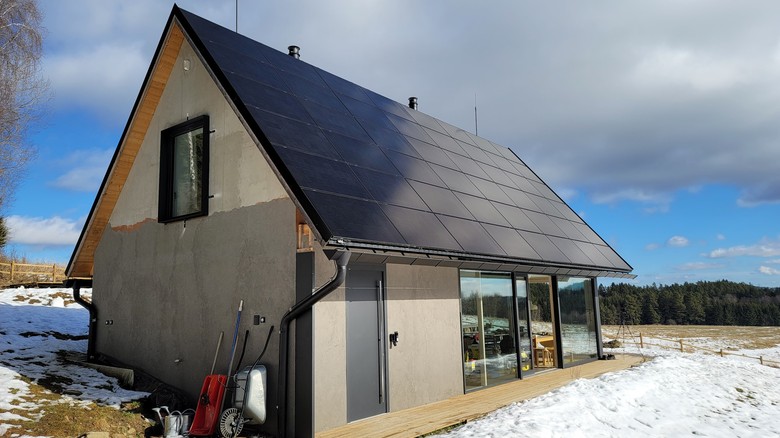 Hlavním zdrojem energie pro Český soběstačný dům je velká střešní fotovoltaická elektrárna.