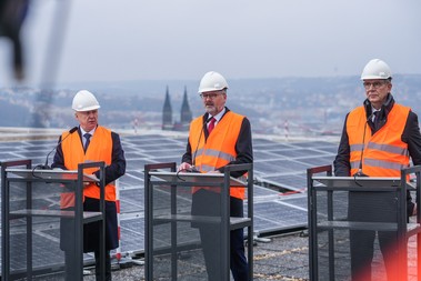 Petr Fiala, Daniel Beneš a předseda představenstva Kongresového centra Praha Aleš Bartůněk u fotovoltaiky na KCP