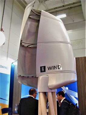 Rotor typu Savonius pro malou větrnou elektrárnu zaujal spíš zajímavým designem než inzerovaným výkonem.