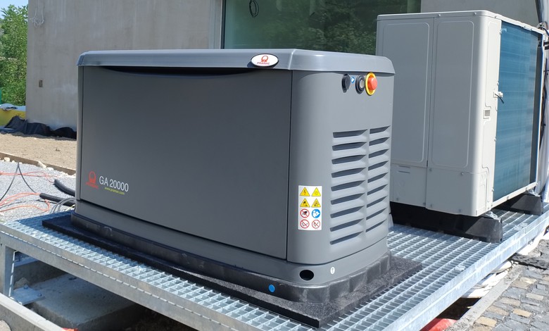 Inteligentní dům s FVE a přípojkou zemního plynu – generátor PRAMAC GA20000 jako záloha při blackoutu a doplnění FVE