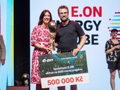 Claudia Viohl, generální ředitelka společnosti E.ON v České republice, předávala v loňském roce cenu pro vítěze Mikuláši Hurtovi, jednateli společnosti NIL Textile