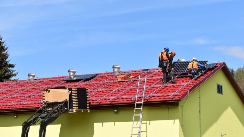 Instalace fotovoltaick elektrrny na stee OV v obci Nemile. Zdroj: archiv radnice obce Nemile