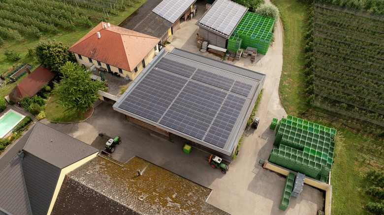 Nový hybridní střídač od společnosti Fronius je díky svým flexibilním možnostem použití vhodný zejména pro složitější systémy s mnoha moduly a různou orientací. Foto: Fronius International GmbH Nový hybridní střídač od společnosti Fronius je díky svým flexibilním možnostem použití vhodný zejména pro složitější systémy s mnoha moduly a různou orientací. Foto: Fronius International GmbH