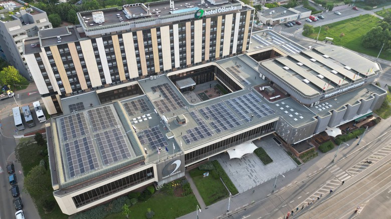 Dal FVE v centru Prahy: na Hotelu Olanka vyrostly panely, foto EZ