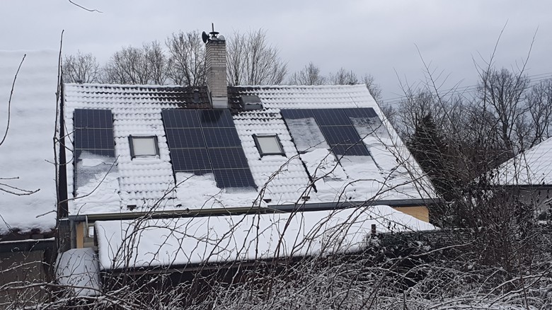 Ilustrační obrázek: Solární panely na rodinném domě v zimě, foto © TZB-info Ilustrační obrázek: Solární panely na rodinném domě v zimě, foto © TZB-info