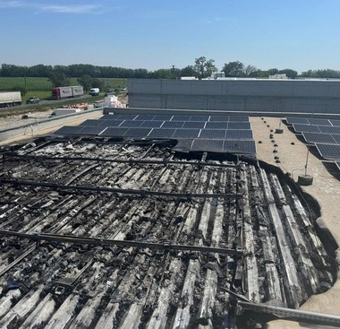 Obr�zok&nbsp;8 Po�iar FV na streche predajne �ut v&nbsp;Dunajskej Strede – poh�ad na strechu (21.&nbsp;j�l 2025)&nbsp;[8]