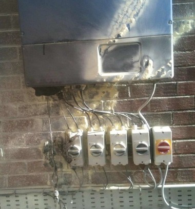 Obr�zok&nbsp;10 N�sledky lok�lneho po�iaru, pri ktorom je �av� DC odp�na� �plne zni�en� oh�om, pri�om do�lo k&nbsp;ved�aj�iemu po�kodeniu susedn�ho odde�ova�a a invertora nad n�m&nbsp;[9]