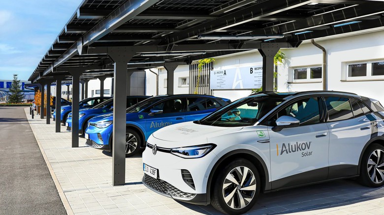 Sol�rn� carport od firmy Alukov