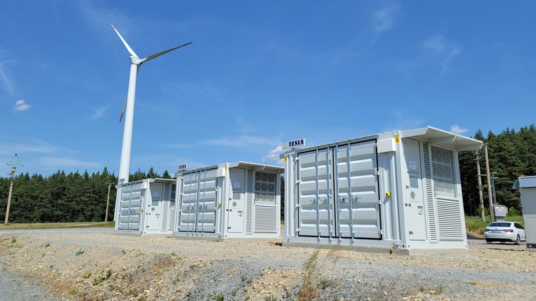 Baterie připojená k větrné i solární elektrárně – řešení skupiny TESLA Energy Group