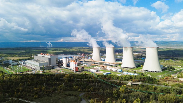 Elektrárna Tušimice, v pozadí elektrárna Prunéřov a na horizontu větrná farma Kryštofovy Hamry, foto &copy; TZB-info