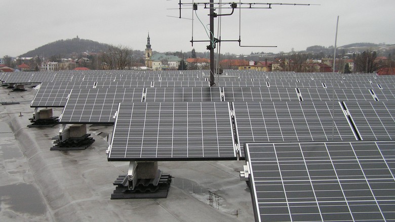 Fotovoltaická elektrárna na ploché střeše domu, foto: redakce