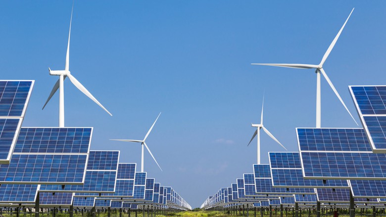 Fotovoltaická a větrná elektrárna © Soonthorn - Fotolia.com Fotovoltaická a větrná elektrárna © Soonthorn - Fotolia.com